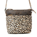 Sac bandoulière en cuir façon poulain Myra Feline, finition daim, devant imprimé léopard, bandoulière réglable pour un chic au quotidien