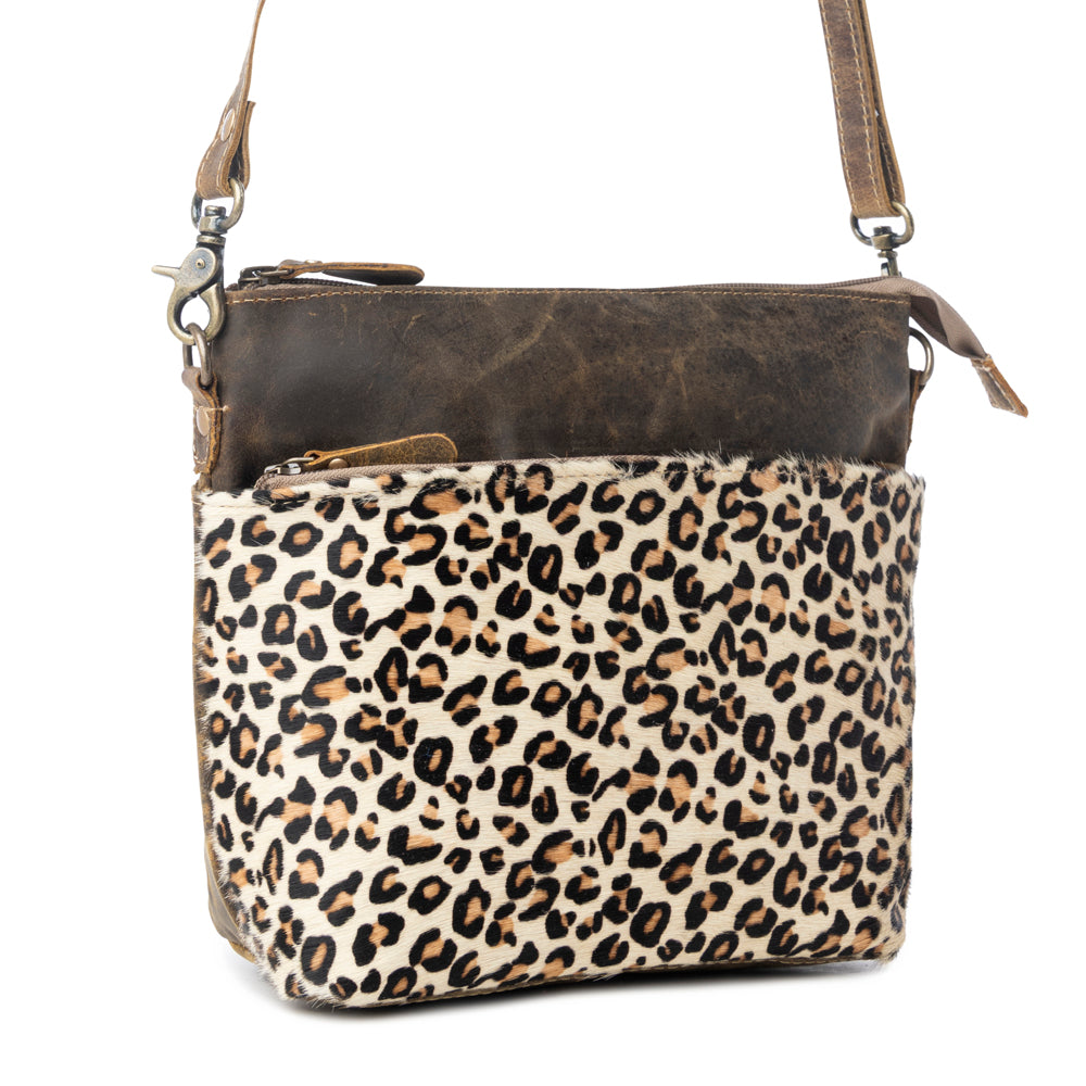 Sac bandoulière en cuir façon poulain Myra Feline, finition daim, devant imprimé léopard, bandoulière réglable pour un chic au quotidien