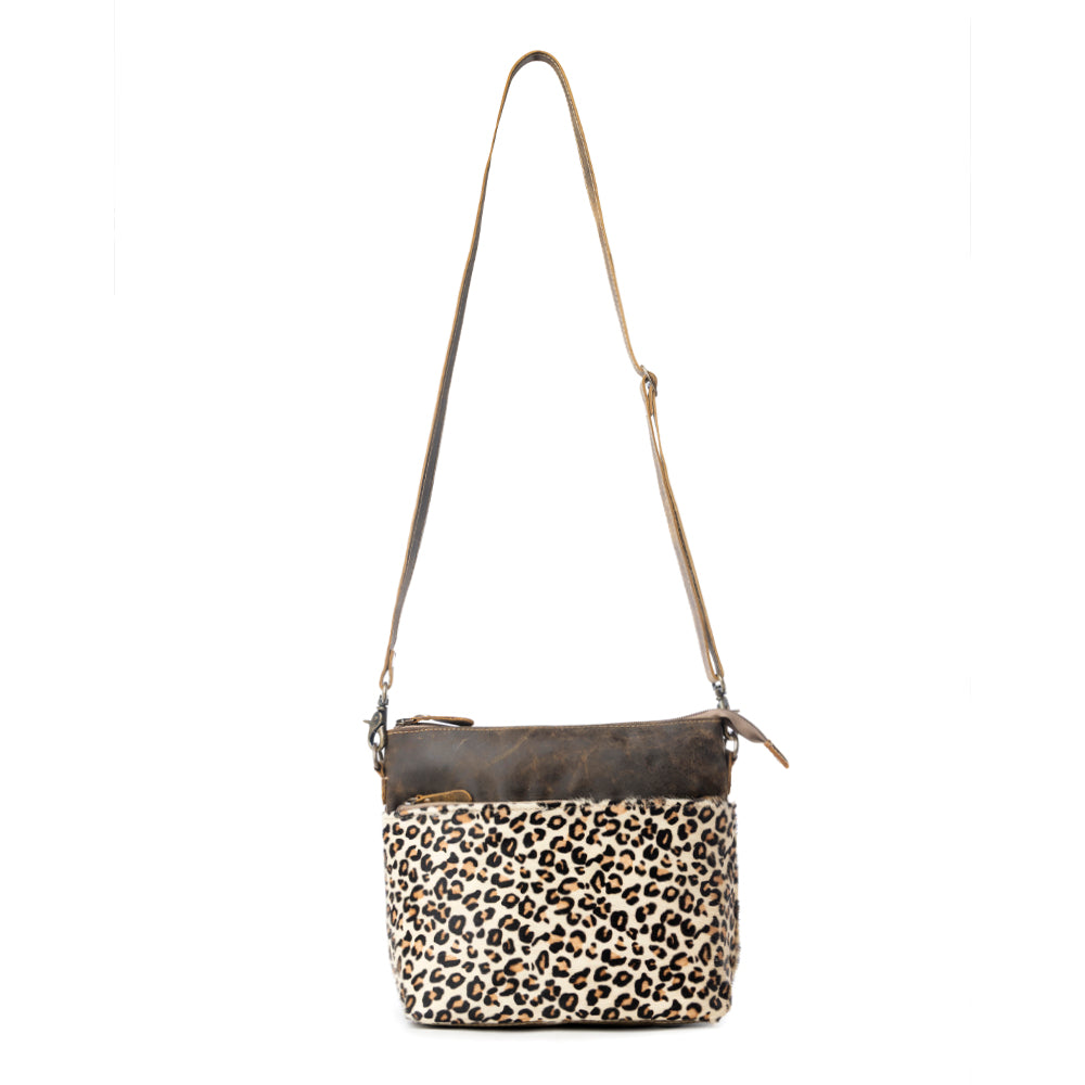 Sac bandoulière en cuir façon poulain Myra Feline, finition daim, devant imprimé léopard, bandoulière réglable pour un chic au quotidien