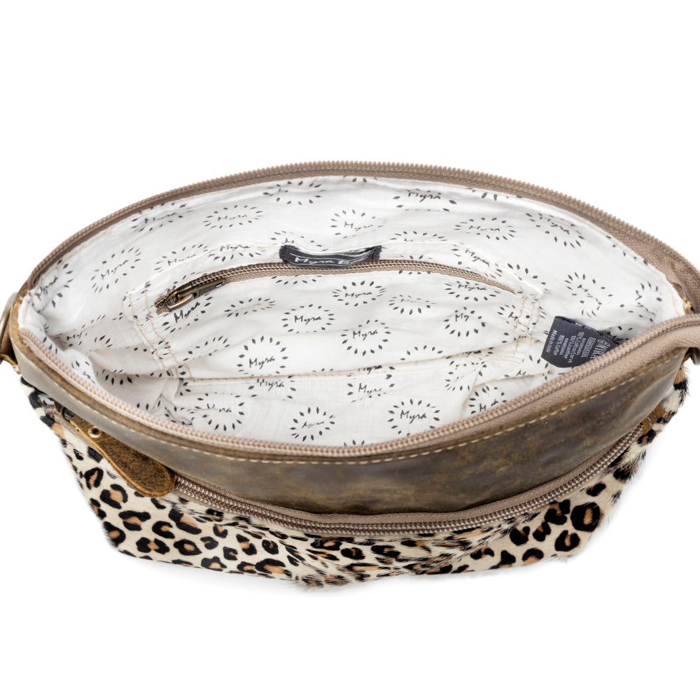 Sac bandoulière en cuir façon poulain Myra Feline, finition daim, devant imprimé léopard, bandoulière réglable pour un chic au quotidien