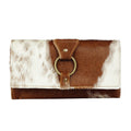 Portefeuille Myra Prairie Loop en cuir de vachette à poil ras pour femme, avec design à trois volets, fermeture à anneau en laiton, finition en cuir de vachette de style western