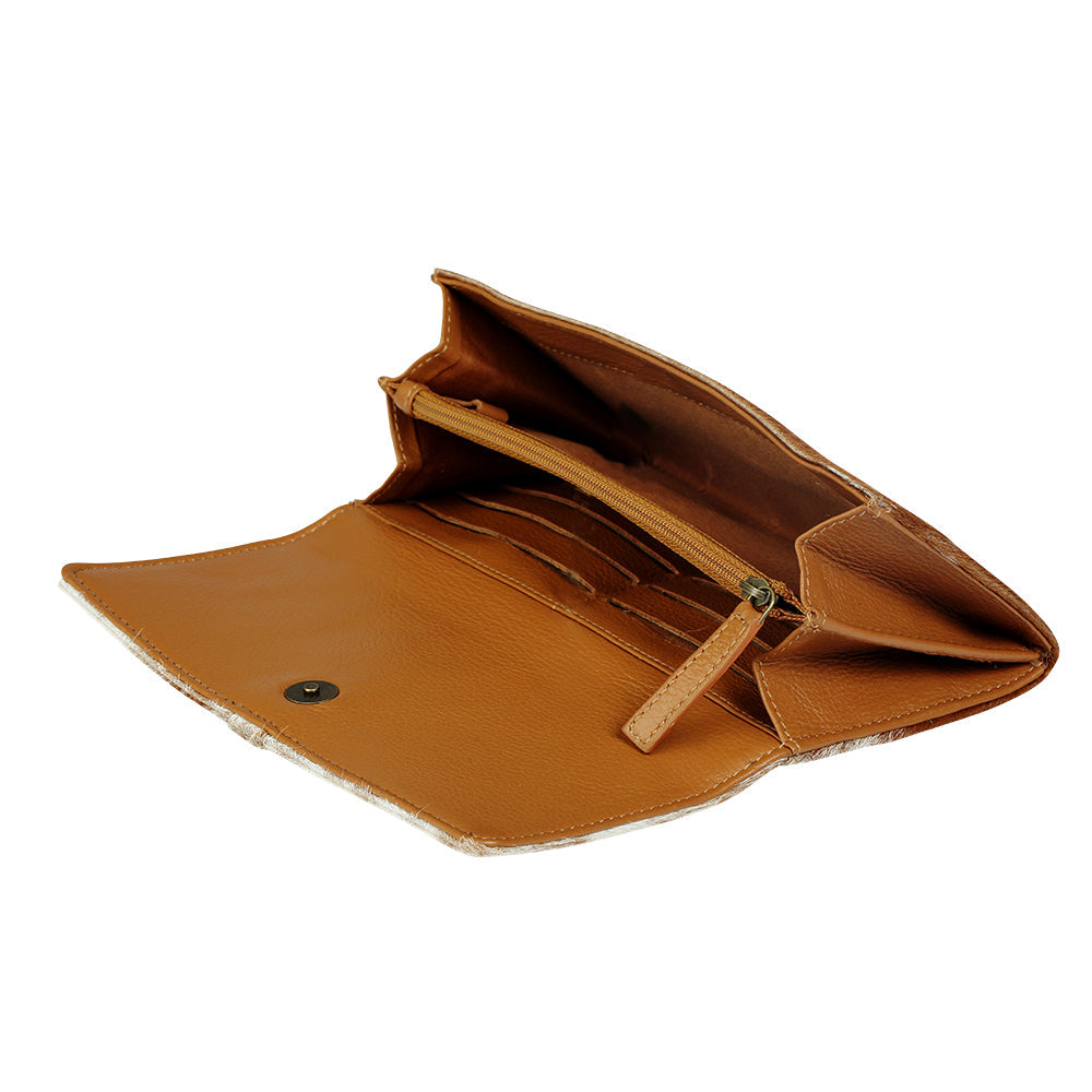 Portefeuille Myra Prairie Loop en cuir de vachette à poil ras pour femme, avec design à trois volets, fermeture à anneau en laiton, finition en cuir de vachette de style western