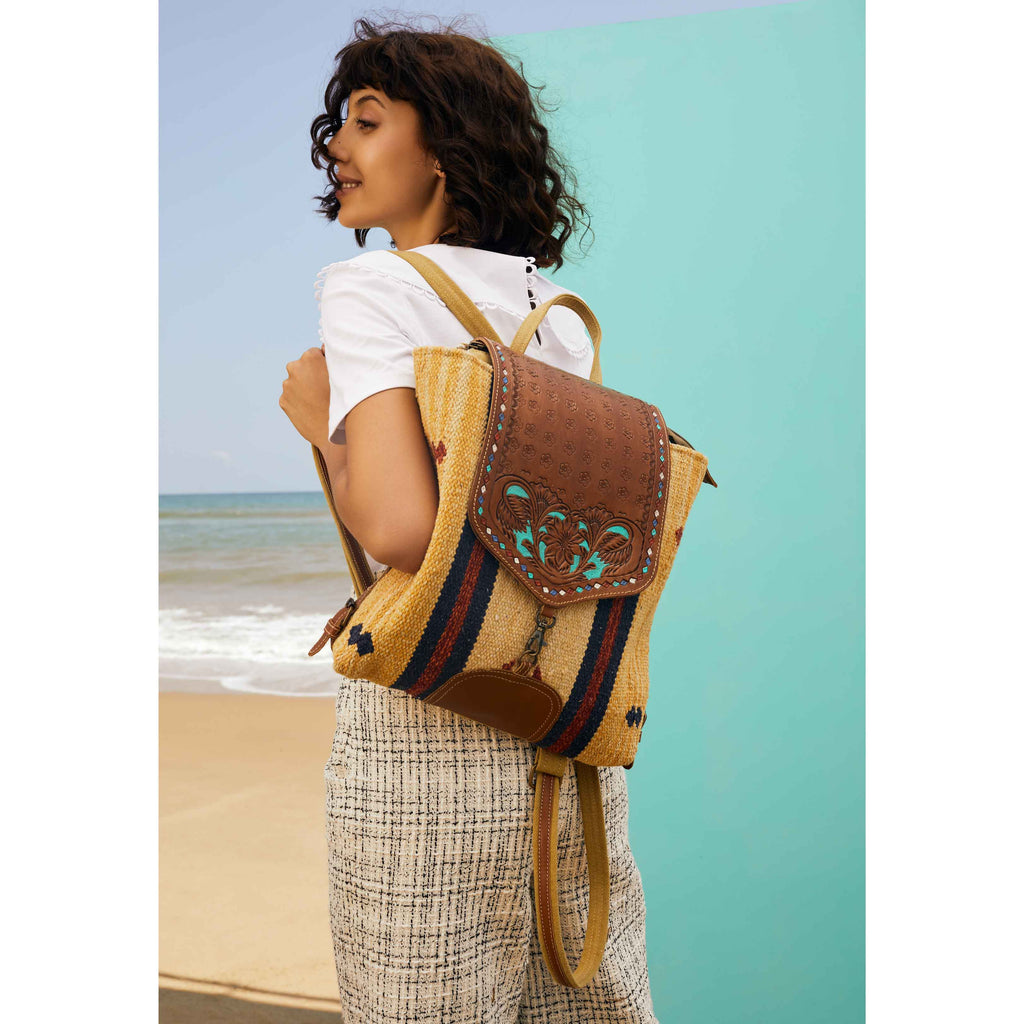 Sac à dos Lucent en cuir repoussé.