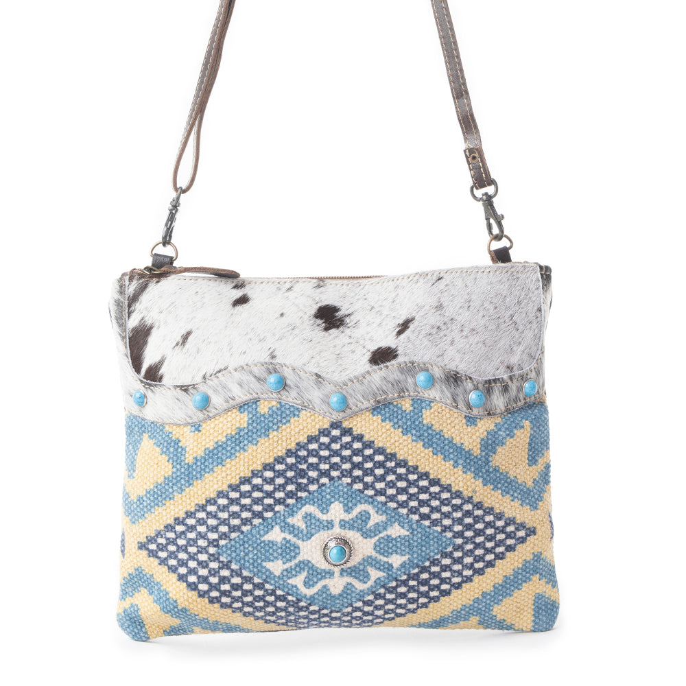 Sac bandoulière Myra Tufts tissé en poil de vachette – Imprimé géométrique tribal avec sangle en cuir et détails cloutés