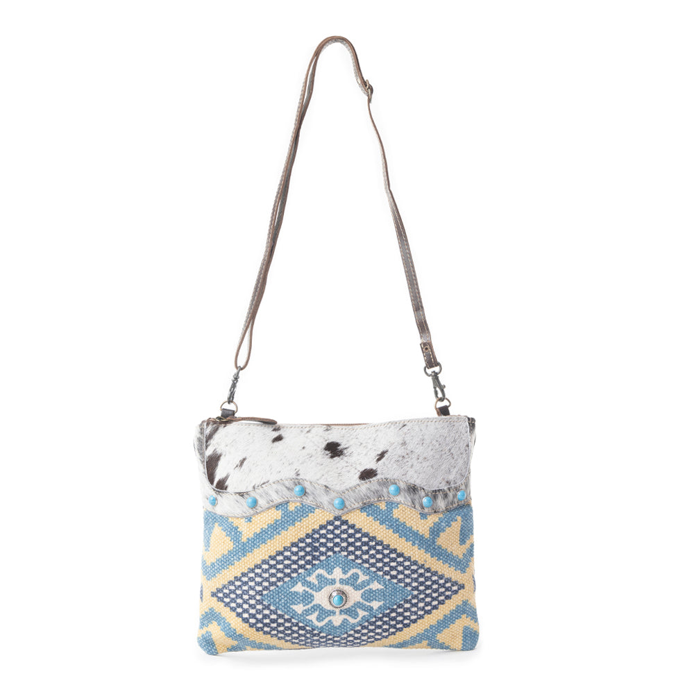 Sac bandoulière Myra Tufts tissé en poil de vachette – Imprimé géométrique tribal avec sangle en cuir et détails cloutés
