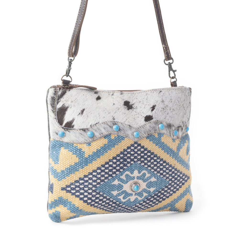 Sac bandoulière Myra Tufts tissé en poil de vachette – Imprimé géométrique tribal avec sangle en cuir et détails cloutés