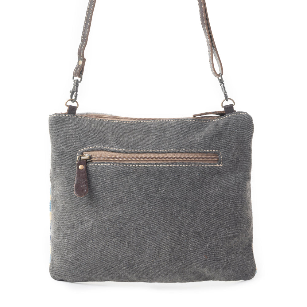 Sac bandoulière Myra Tufts tissé en poil de vachette – Imprimé géométrique tribal avec sangle en cuir et détails cloutés