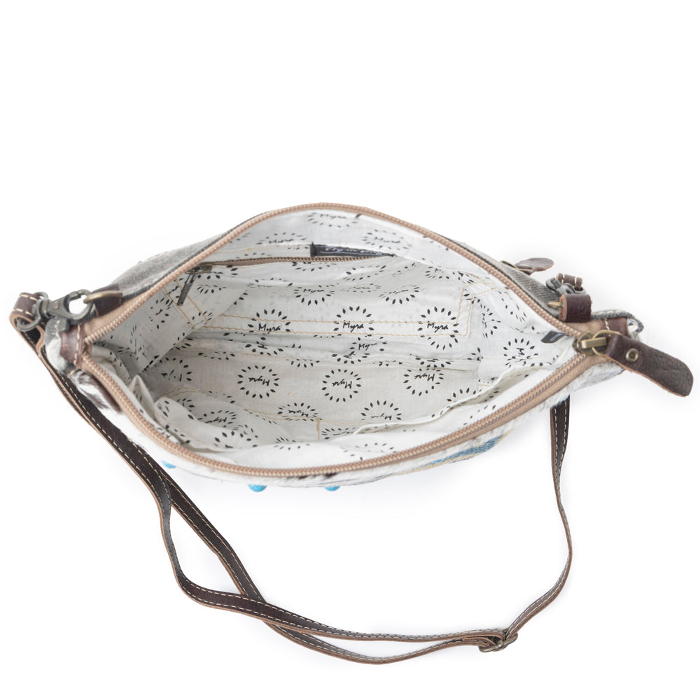 Sac bandoulière Myra Tufts tissé en poil de vachette – Imprimé géométrique tribal avec sangle en cuir et détails cloutés