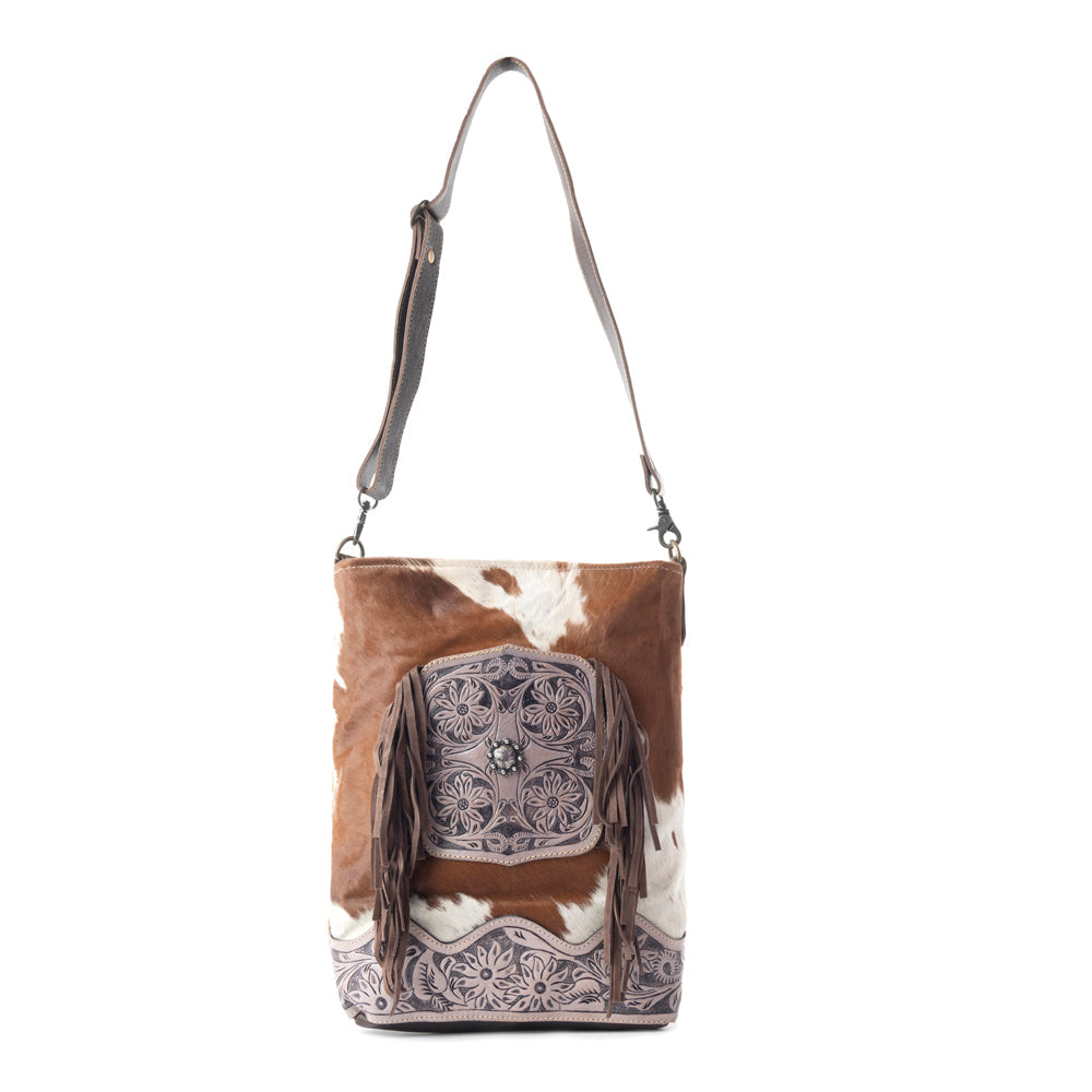 Sac en cuir repoussé, éclaboussures de terre