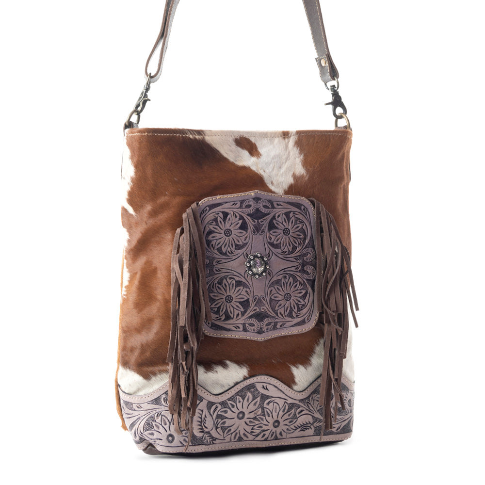 Sac en cuir repoussé, éclaboussures de terre