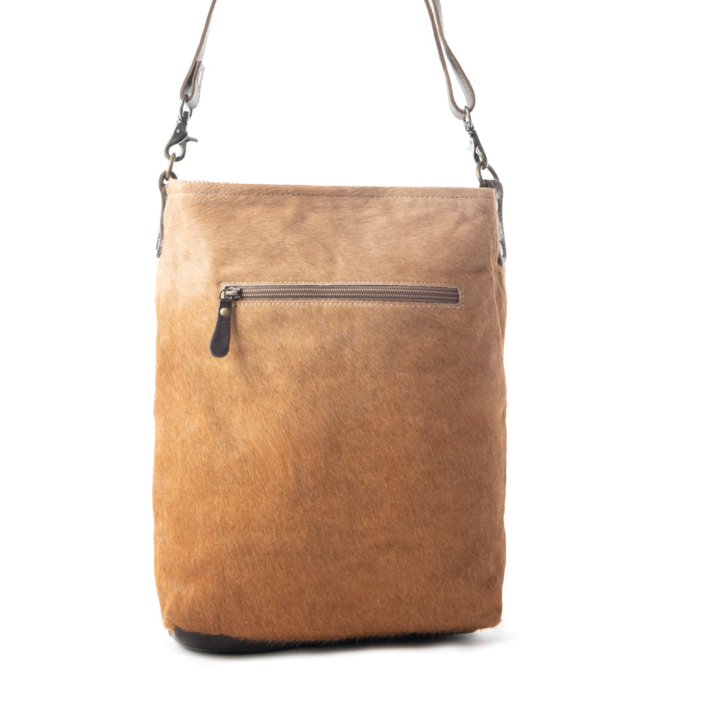 Sac en cuir repoussé, éclaboussures de terre