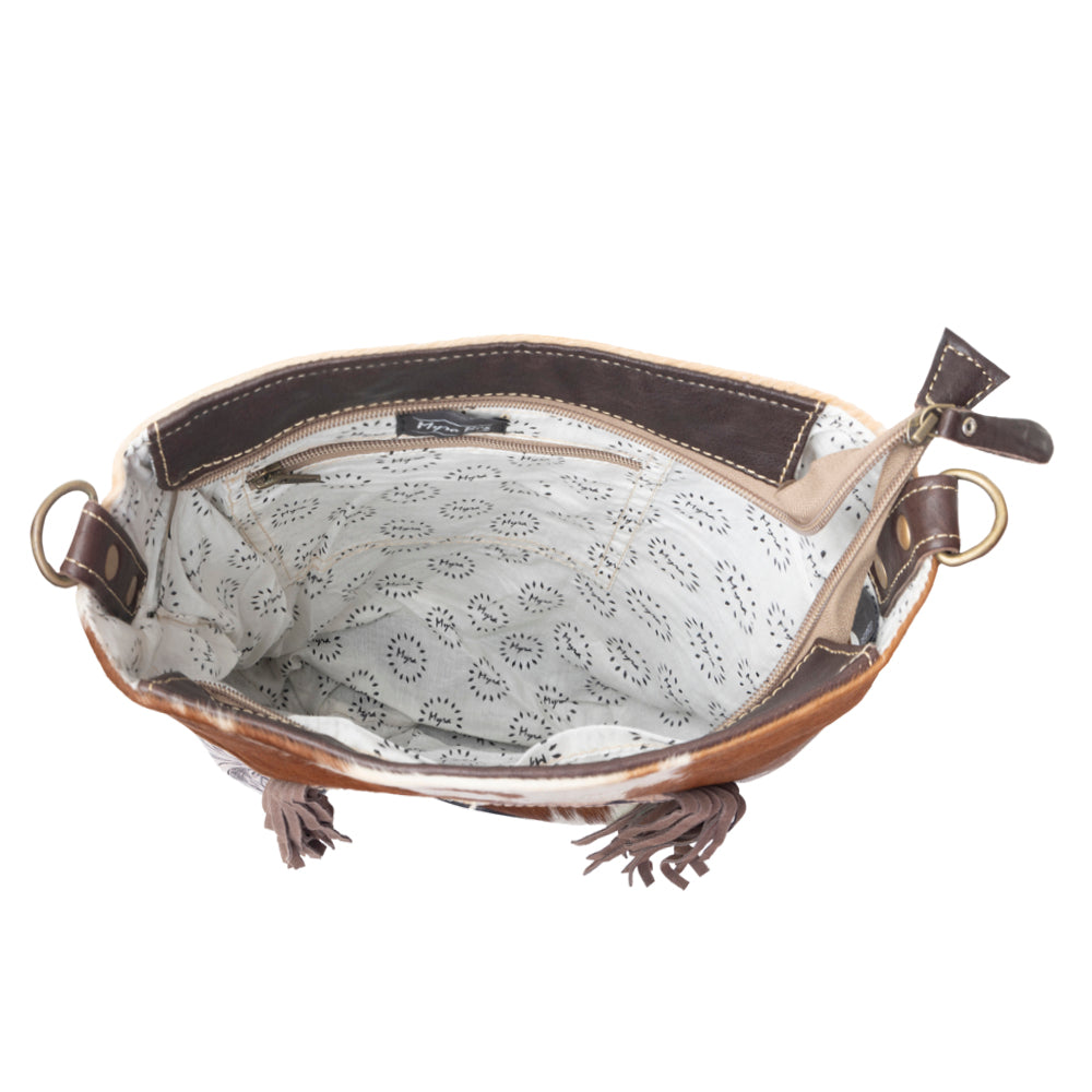Sac en cuir repoussé, éclaboussures de terre