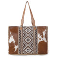 Sac de Voyage Myra Elisa en Cuir – Grand Sac Polochon en Peau de Vache avec Panneau Tressé Tribal et Doubles Bandoulières