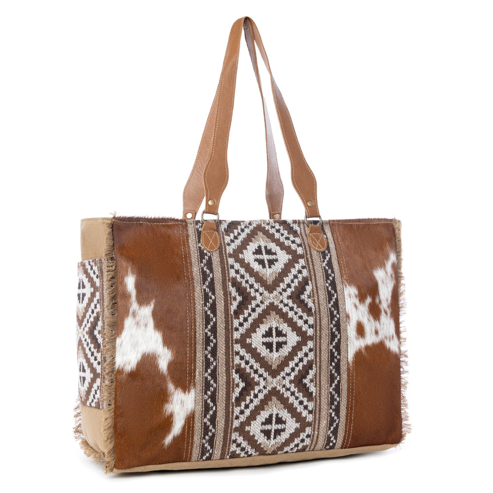 Sac de Voyage Myra Elisa en Cuir – Grand Sac Polochon en Peau de Vache avec Panneau Tressé Tribal et Doubles Bandoulières
