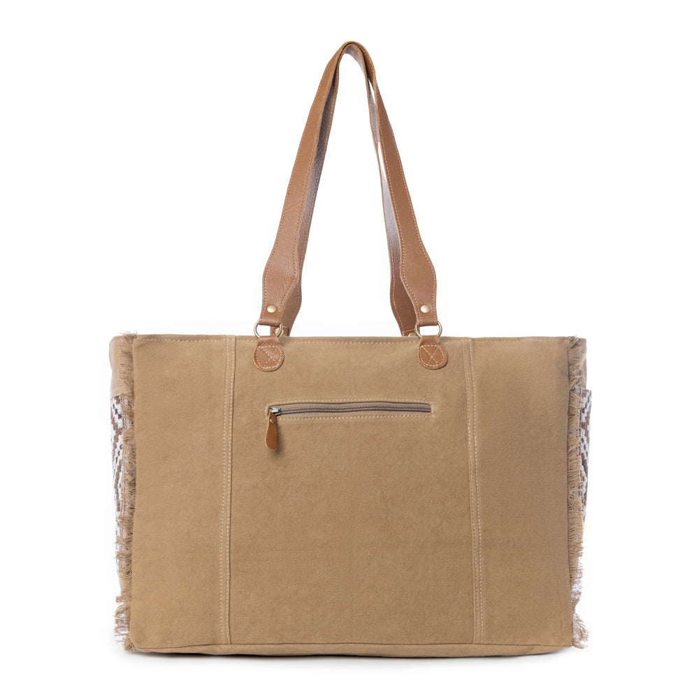 Sac de Voyage Myra Elisa en Cuir – Grand Sac Polochon en Peau de Vache avec Panneau Tressé Tribal et Doubles Bandoulières