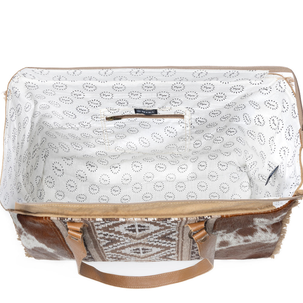 Sac de Voyage Myra Elisa en Cuir – Grand Sac Polochon en Peau de Vache avec Panneau Tressé Tribal et Doubles Bandoulières