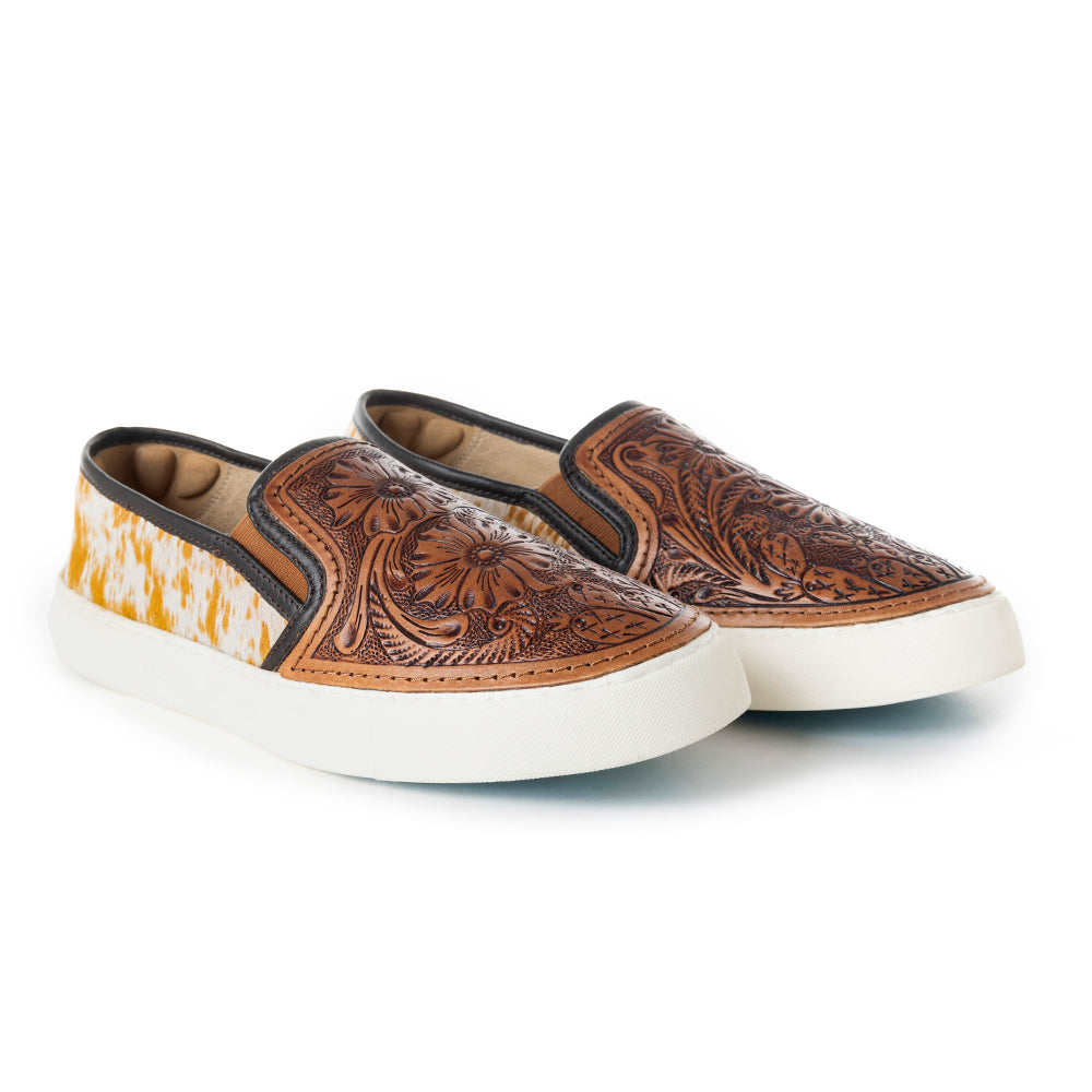 Myra Kryptun Baskets à enfiler en cuir embossé main et poil de vachette pour femme – Motif floral Western, semelle blanche pour un look rodéo au quotidien
