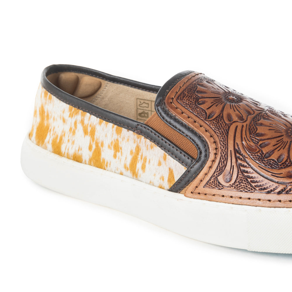 Myra Kryptun Baskets à enfiler en cuir embossé main et poil de vachette pour femme – Motif floral Western, semelle blanche pour un look rodéo au quotidien