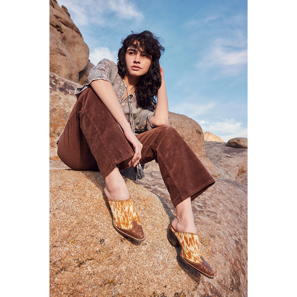 Mules Myra Orange Western en Cuir Poilu pour Femme – Bout Pointu, Petits Talons, Chaussures Western Sans Lacets Entièrement Travaillées Main
