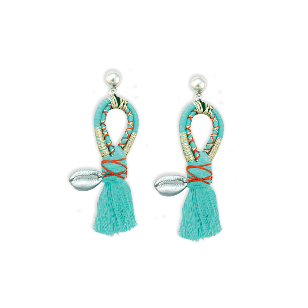 Boucles d'oreilles tissées Shore Spirit avec breloque coquillage cauri