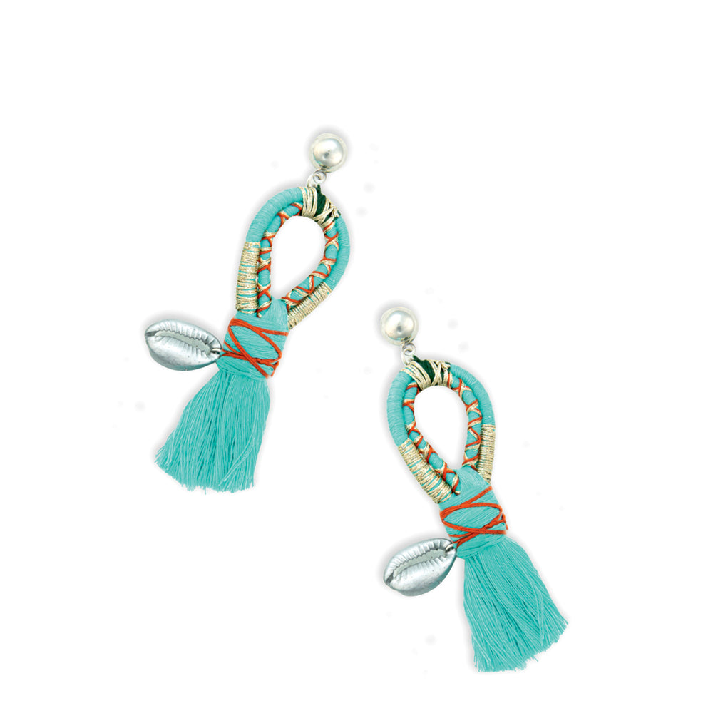 Boucles d'oreilles tissées Shore Spirit avec breloque coquillage cauri