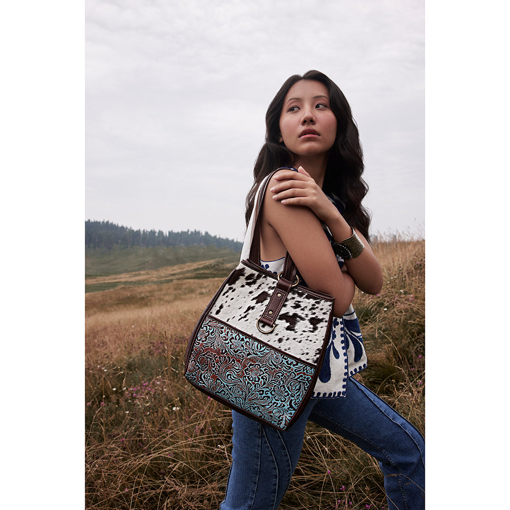 Sac bandoulière convertible Myra Mountain Trail – Cuir embossé turquoise et panneau Haïron avec anneau décoratif
