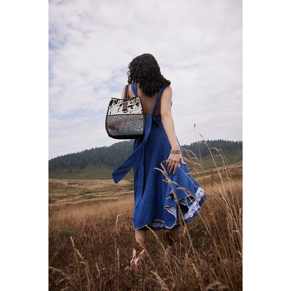 Sac bandoulière convertible Myra Mountain Trail – Cuir embossé turquoise et panneau Haïron avec anneau décoratif