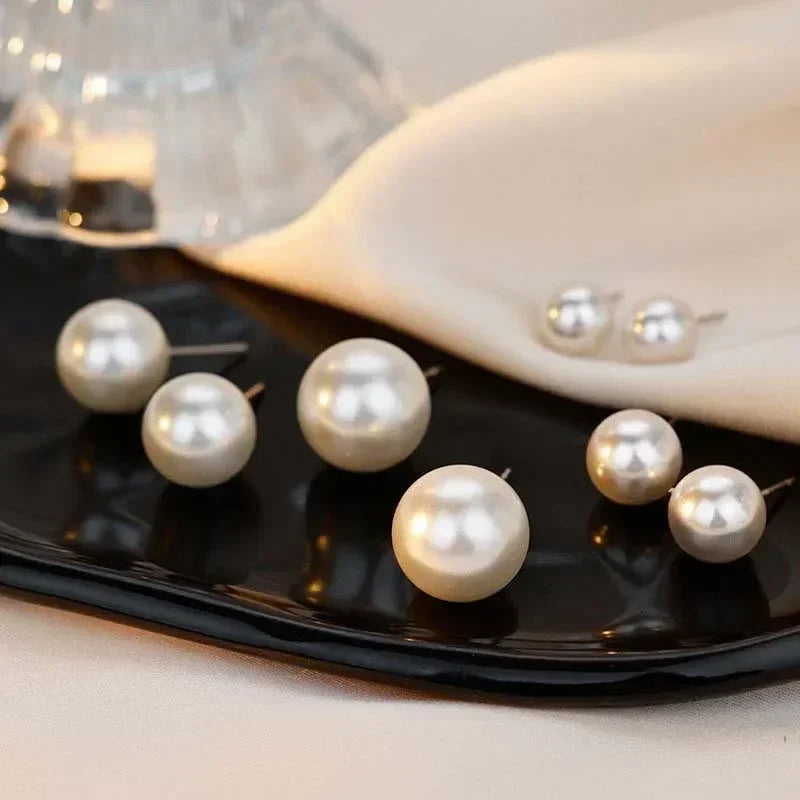Boucles d'oreilles clous coréennes élégantes en perles blanches brillantes pour femmes, simples et exquises, imitation perles rondes, bijoux de mariage et de fête