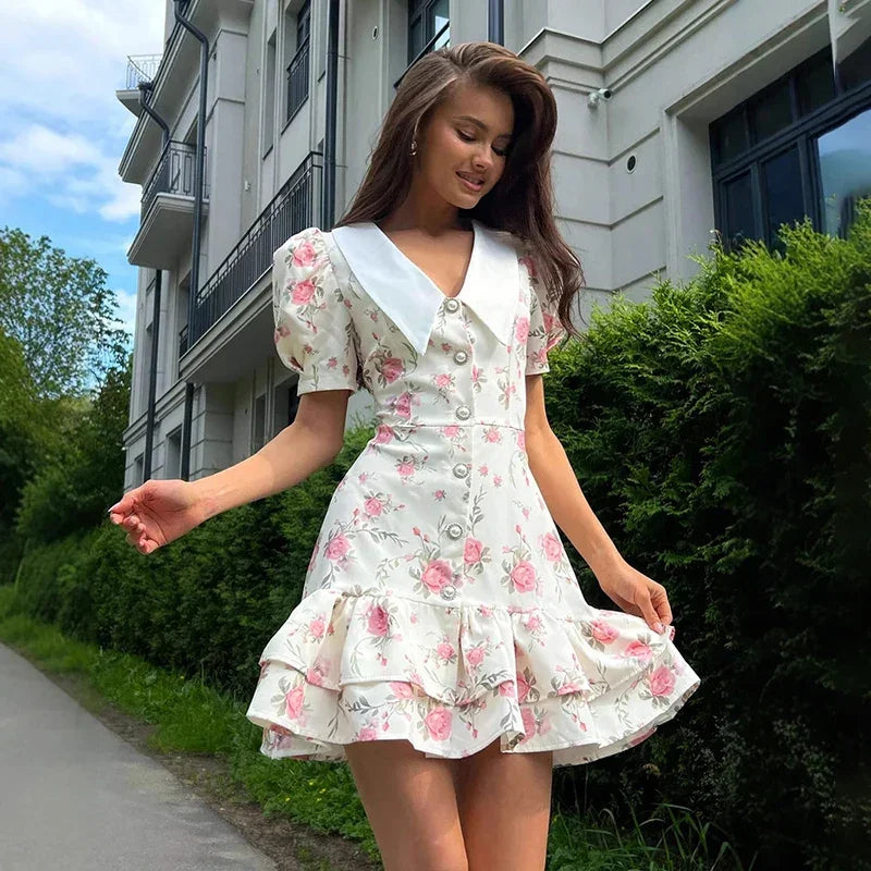 Mini-robe à manches bouffantes et col en V | Robe imprimée à volants et boutons en perles - Femstylo