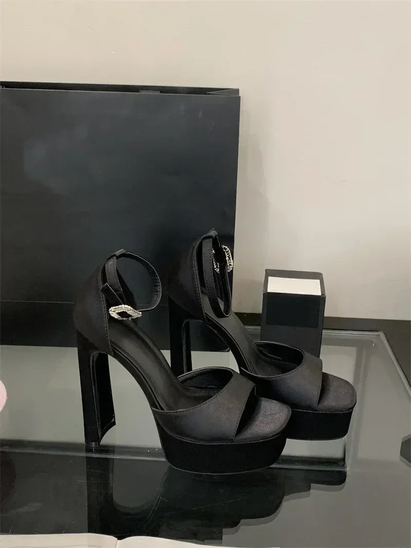 Liyke Runway Style Sandales à talons hauts noires pour femmes, en soie confortable, bout carré, bride à boucle, chaussures de soirée pour dames, taille 40