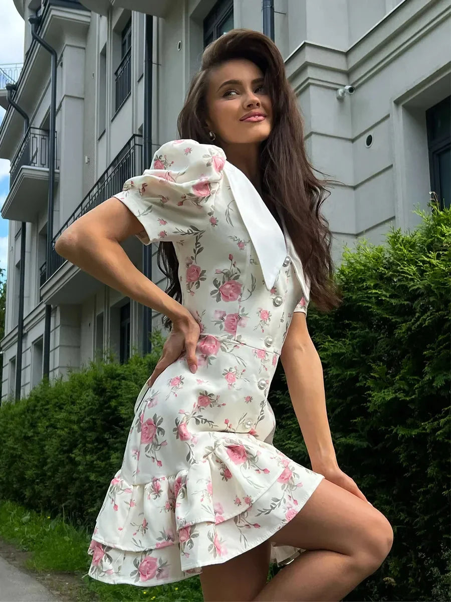 Mini-robe à manches bouffantes et col en V | Robe imprimée à volants et boutons en perles - Femstylo