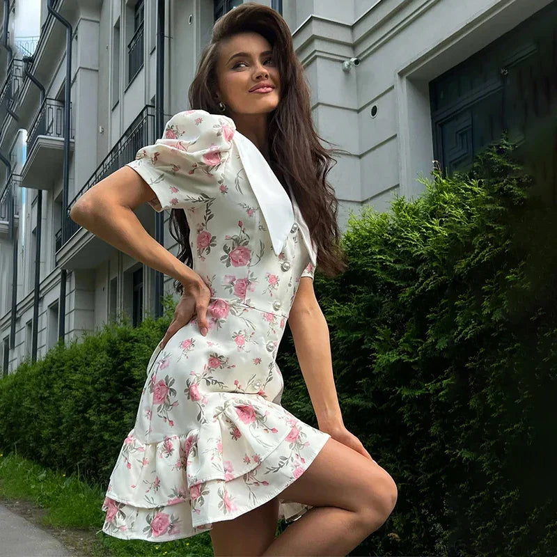 Mini-robe à manches bouffantes et col en V | Robe imprimée à volants et boutons en perles - Femstylo