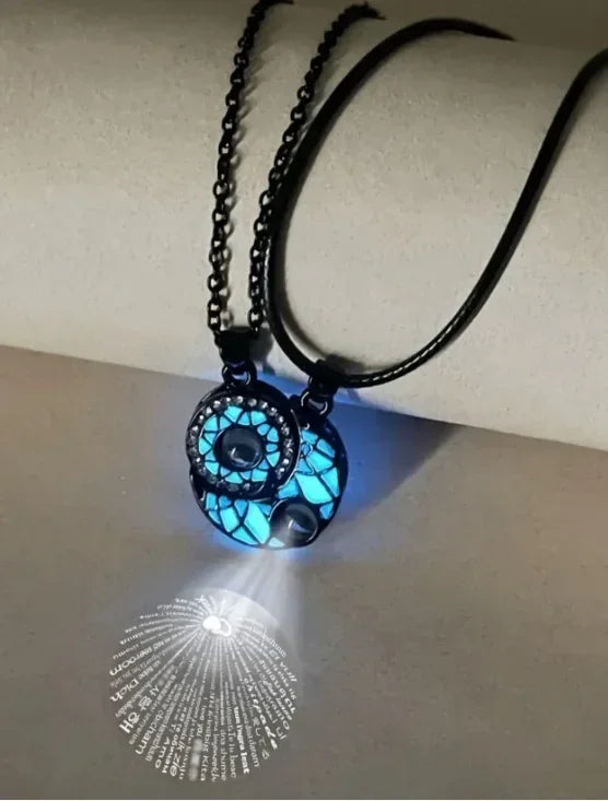 2 colliers de couple lumineux à projection lune et soleil, exprimant "Je t'aime" en 100 langues - bijoux cadeaux à la mode