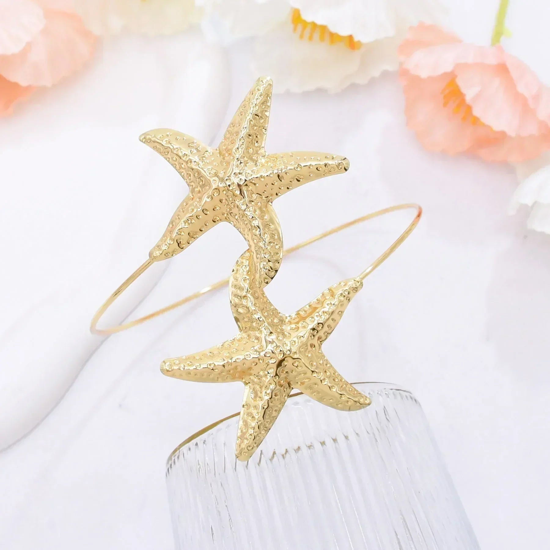 Nouveau bracelet de bras 2 étoiles de mer en alliage doré à la mode pour femmes, idéal pour l'été, la plage, les fêtes dansantes. Manchette, bracelets, accessoires de bijoux, cadeaux