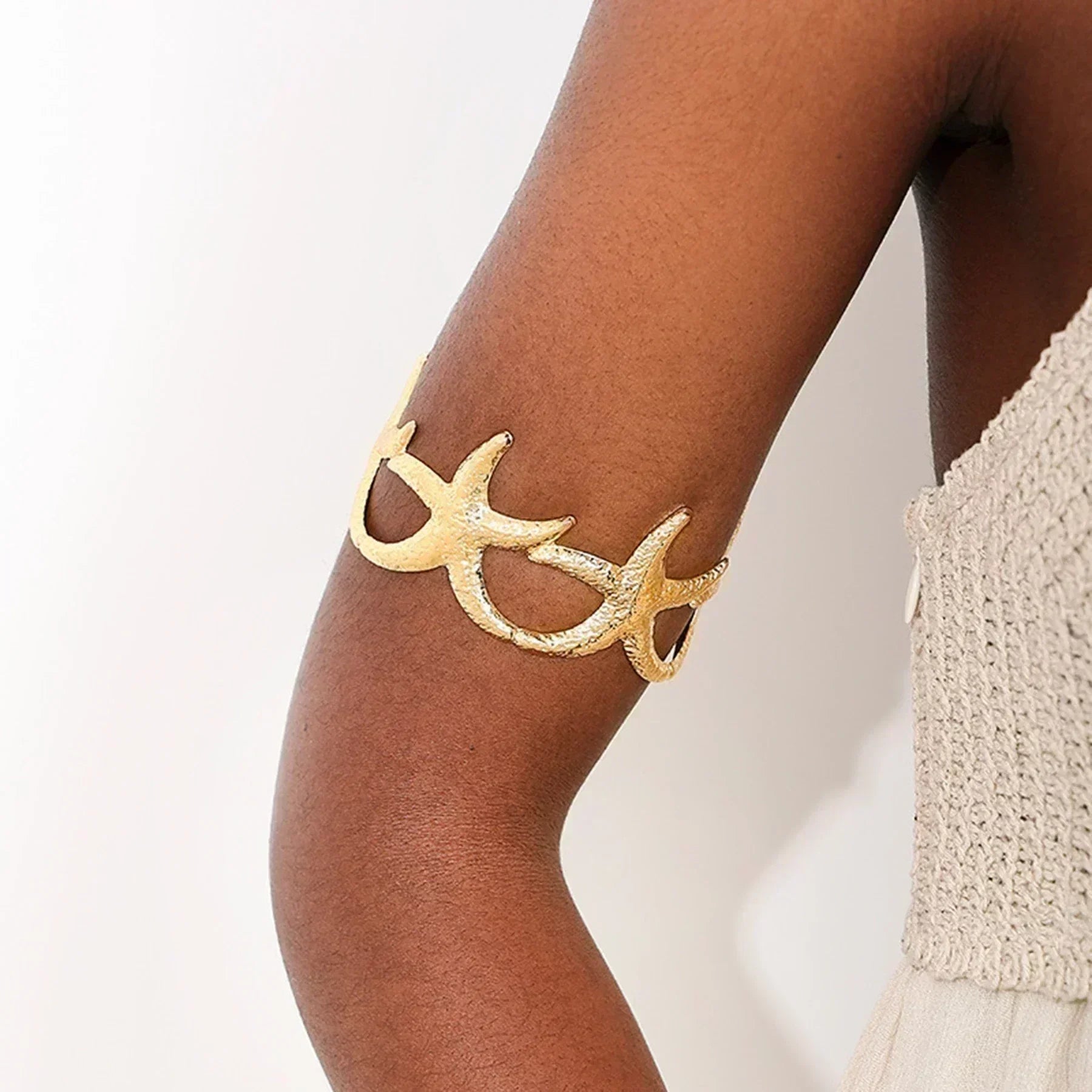 Nouveau bracelet de bras 2 étoiles de mer en alliage doré à la mode pour femmes, idéal pour l'été, la plage, les fêtes dansantes. Manchette, bracelets, accessoires de bijoux, cadeaux