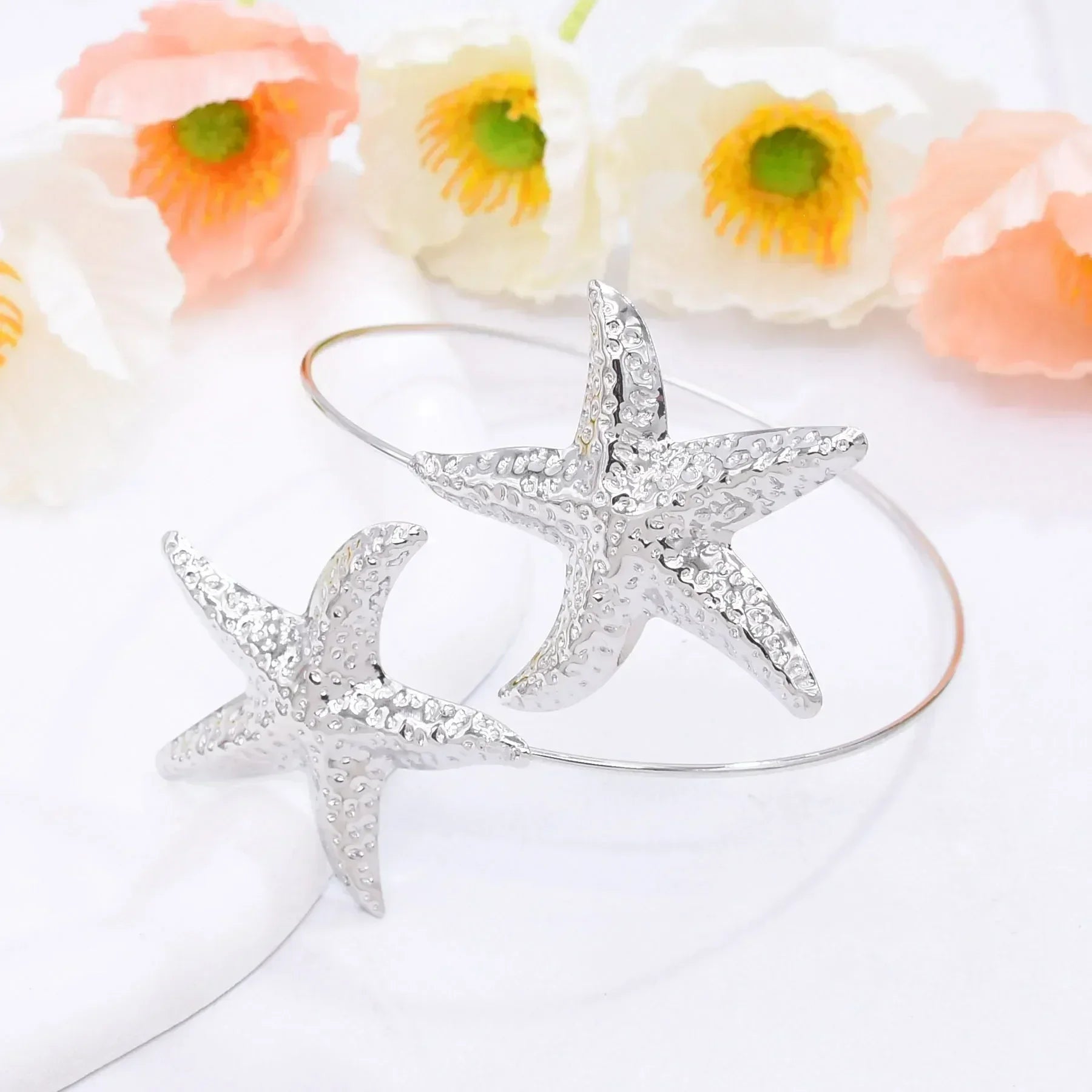 Nouveau bracelet de bras 2 étoiles de mer en alliage doré à la mode pour femmes, idéal pour l'été, la plage, les fêtes dansantes. Manchette, bracelets, accessoires de bijoux, cadeaux