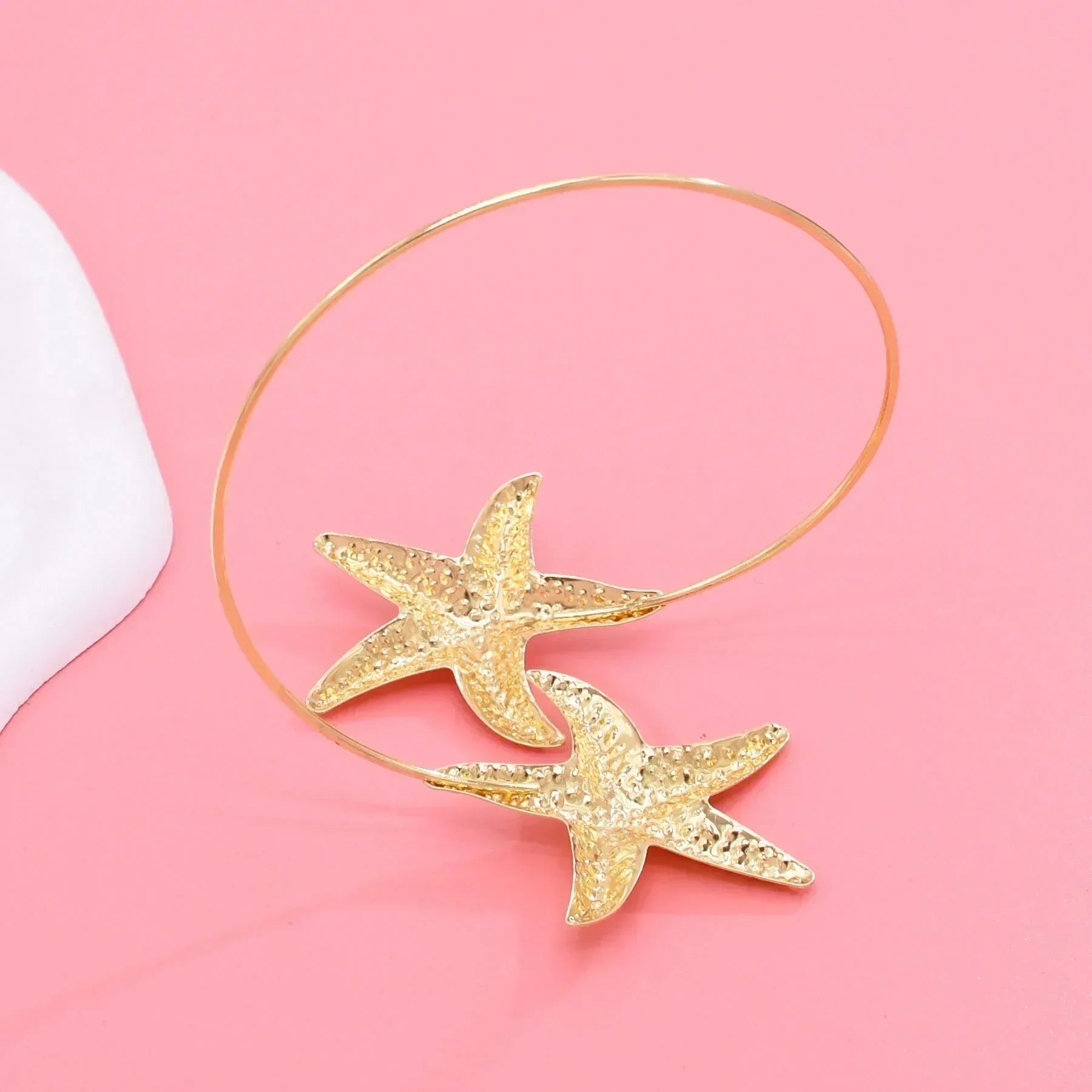 Nouveau bracelet de bras 2 étoiles de mer en alliage doré à la mode pour femmes, idéal pour l'été, la plage, les fêtes dansantes. Manchette, bracelets, accessoires de bijoux, cadeaux