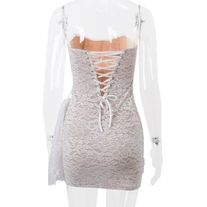 Robe courte élégante en dentelle sans bretelles sexy et transparente avec bandage asymétrique pour femme, idéale pour l'été et les soirées