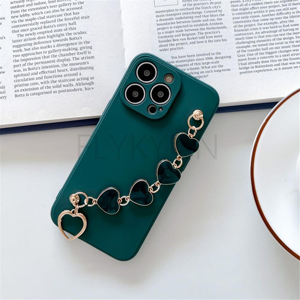 Coque de protection souple et flexible en silicone avec chaîne en cœur d'amour, bracelet à main pour femmes, étui de téléphone pour iPhone 12 13 14 Pro Max Mini 11 Pro Max X XS Max XR 7 8 Plus