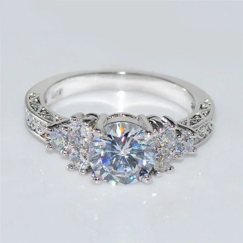 Exquises Bagues de Fiançailles pour Femmes Couleur Argent Zircon Blanc Bijoux de Mariage Anniversaire
