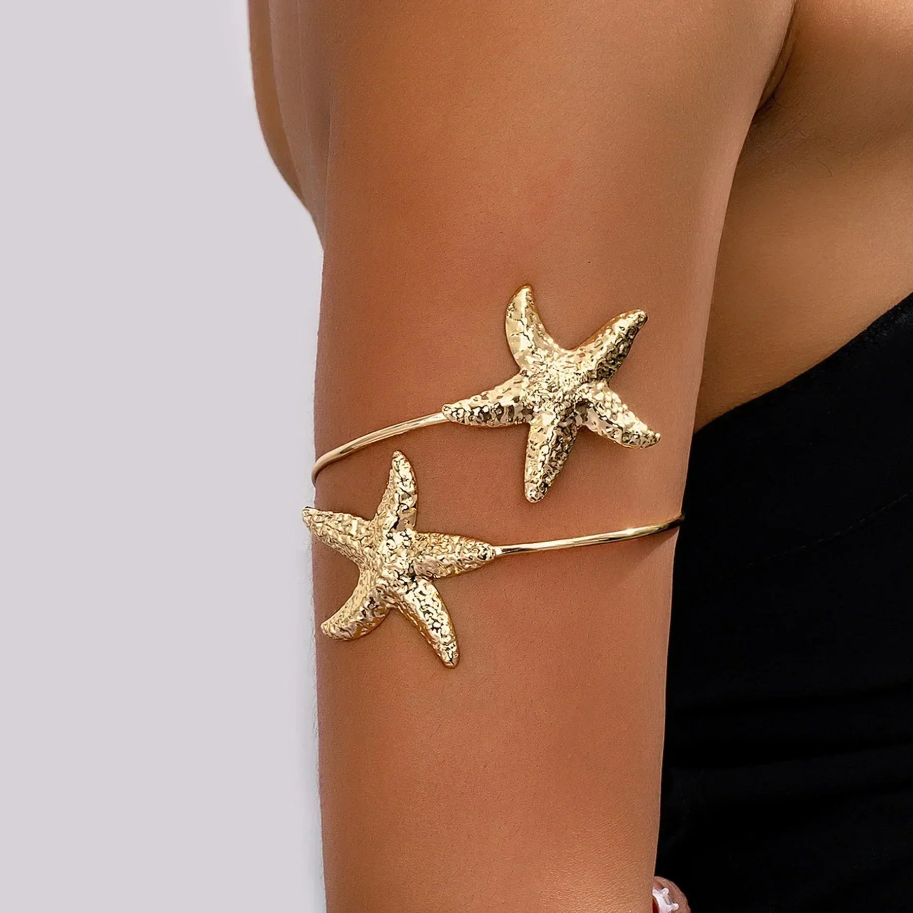 Nouveau bracelet de bras 2 étoiles de mer en alliage doré à la mode pour femmes, idéal pour l'été, la plage, les fêtes dansantes. Manchette, bracelets, accessoires de bijoux, cadeaux