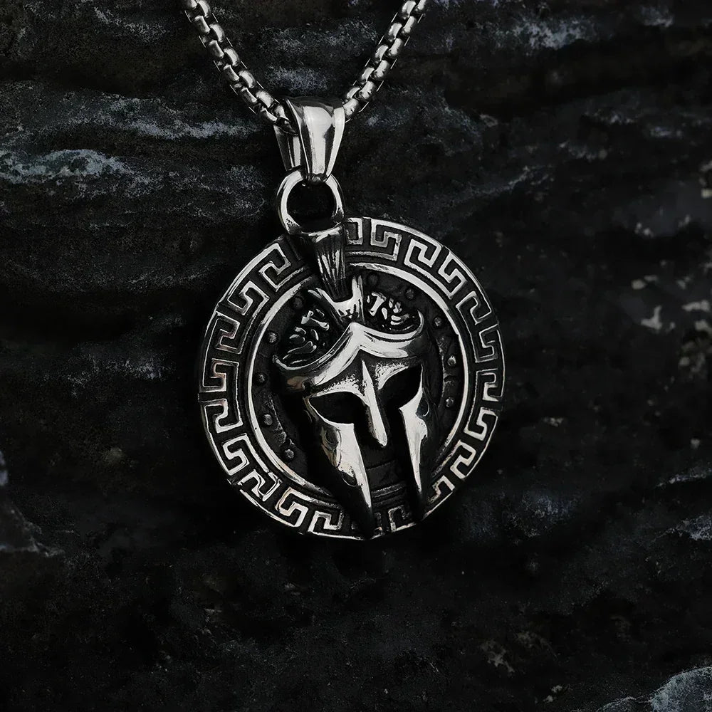 Collier homme en acier titane avec masque de guerrier Viking Spartan vintage européen et américain, pendentif casque tendance fait à la main