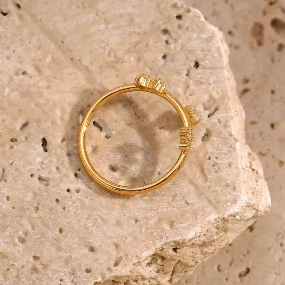 Bague Couronne E.B.belle Ornée de Strass Blancs Nouveauté - Bijou en Acier Inoxydable Hypoallergénique, Ne Ternit Pas, Plaqué Or 18 carats pour Femmes et Filles