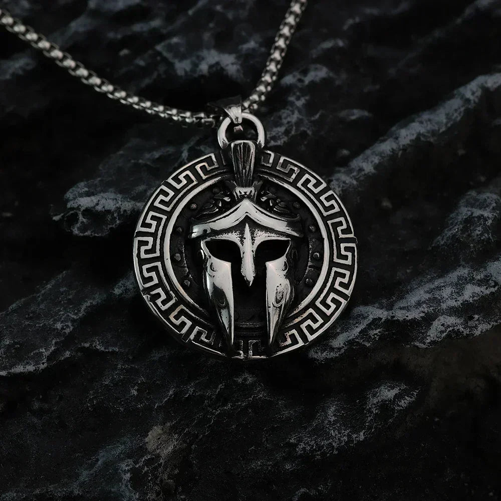Collier homme en acier titane avec masque de guerrier Viking Spartan vintage européen et américain, pendentif casque tendance fait à la main