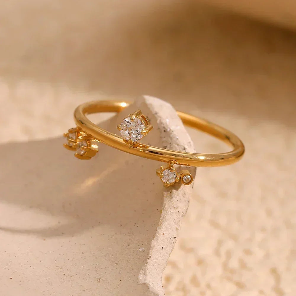 Bague Couronne E.B.belle Ornée de Strass Blancs Nouveauté - Bijou en Acier Inoxydable Hypoallergénique, Ne Ternit Pas, Plaqué Or 18 carats pour Femmes et Filles