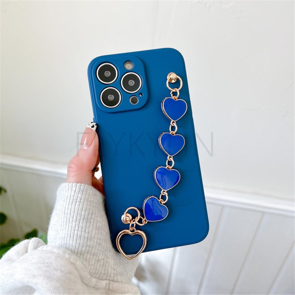 Coque de protection souple et flexible en silicone avec chaîne en cœur d'amour, bracelet à main pour femmes, étui de téléphone pour iPhone 12 13 14 Pro Max Mini 11 Pro Max X XS Max XR 7 8 Plus