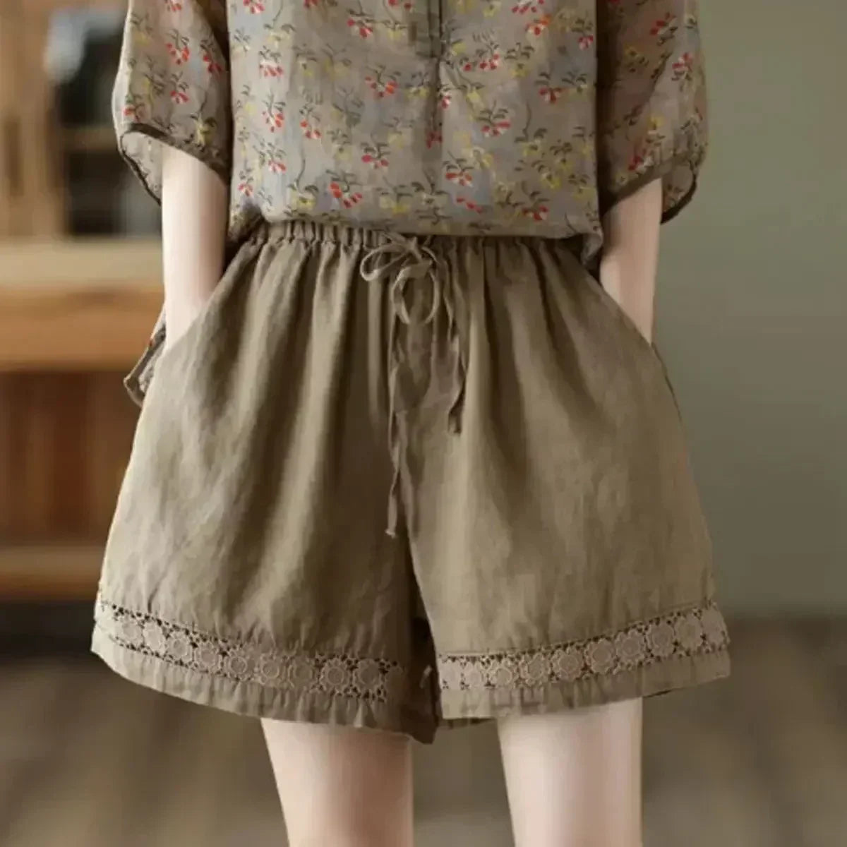Short en coton et lin vintage taille haute élastique avec ceinture à nouer, brodé ajouré et coupe droite décontractée