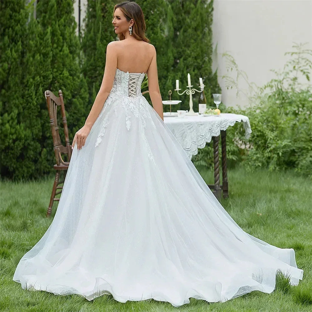 Robe de mariée populaire sans bretelles col en V avec applications de dentelle fleur 3D coupe A-line traîne balayage sur mesure 2025 Vestido De Noiva
