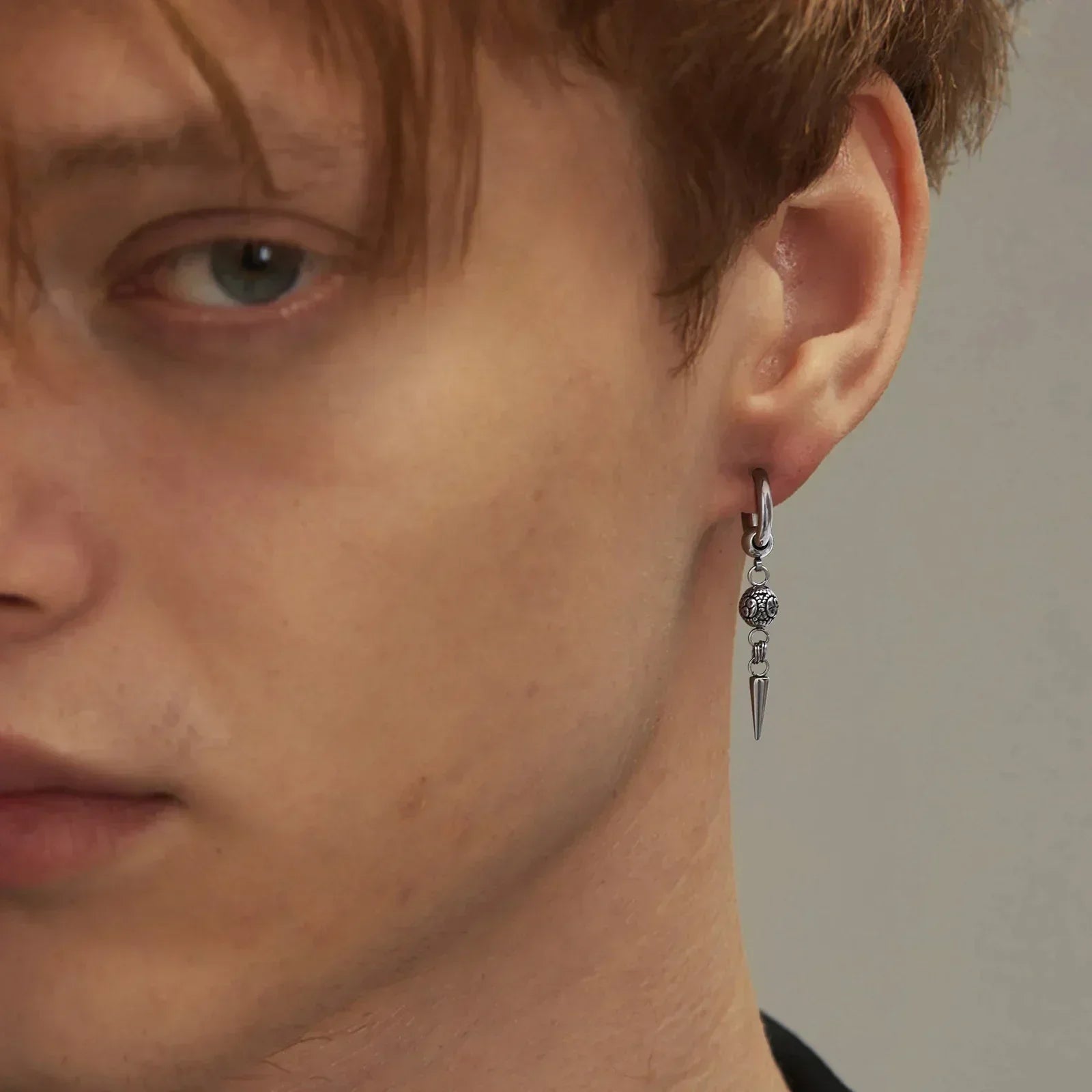 Boucles d'oreilles Huggies Punk pour homme, boucles d'oreilles pendantes vintage en acier inoxydable avec longue chaîne, cadeau élégant boucles d'oreilles croix