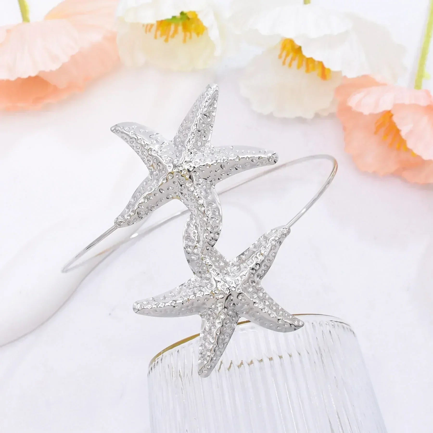 Nouveau bracelet de bras 2 étoiles de mer en alliage doré à la mode pour femmes, idéal pour l'été, la plage, les fêtes dansantes. Manchette, bracelets, accessoires de bijoux, cadeaux